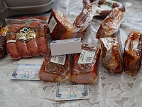 На ярмарке казахских товаров тюменцы брали колбасу, сыр и медовуху