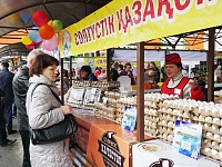 На ярмарке казахских товаров тюменцы брали колбасу, сыр и медовуху