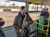 Тюменский музыкант сыграл в автобусе на саксофоне в честь 8 Марта