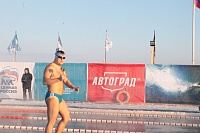 В тридцатиградусный мороз в Тюмени Джейми Монахан проплыла милю, установив мировой рекорд