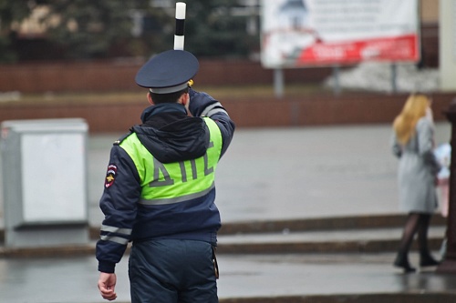 В Новосибирской области задержали водителя, который ездил с правами, оформленными на женщину