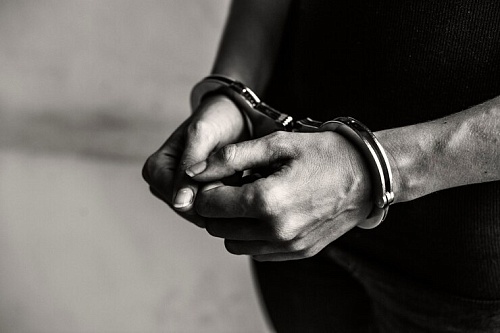 В ХМАО-Югре сотрудники ФСБ и УМВД задержали мужчину с крупной партией наркотиков