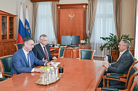 Губернатор Александр Моор обсудил совместные планы в регионе с руководителями Сбера