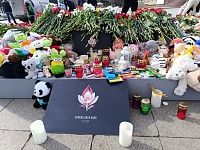 День траура в Тюмени: репортаж с Цветного бульвара, где обустроен мемориал по погибшим в теракте