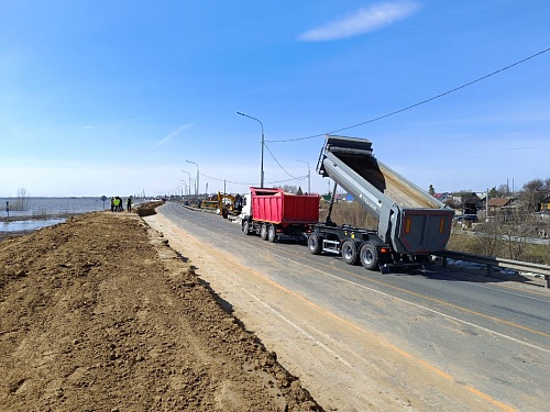Александр Моор проверил ход работ по укреплению федеральной дороги Тюмень - Омск