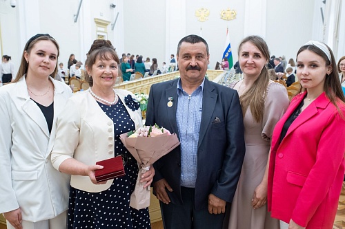 Супруги Карауловы из Армизонского района удостоены медалей «Материнская слава» и «Отцовская доблесть»
