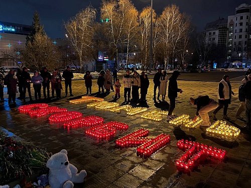«Тюмень скорбит»: на Цветном бульваре жители зажгли лампадки в память о погибших в теракте