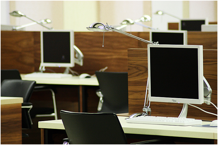 Каким специалистам в Тюменской области готовы платить больше 100 тысяч рублей в месяц