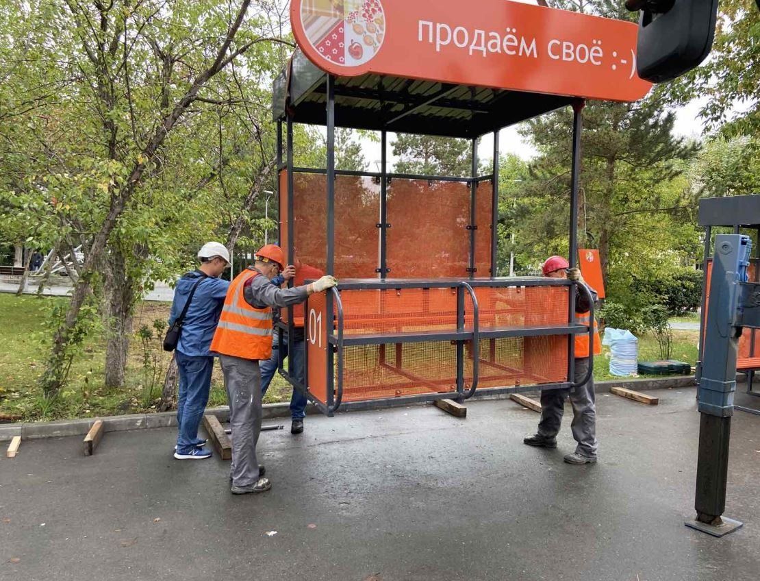 Для дачников в Тюмени устанавливают новые лотки для торговли излишками |  Вслух.ru