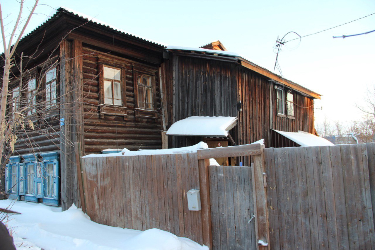 Жила в тюмени. Старый дом. Старый дом снаружи. Ветхий дом. Дом в России.