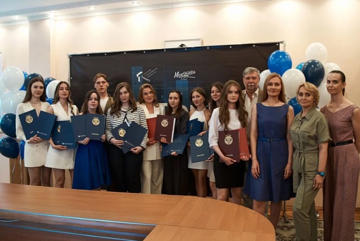 Выпускники-экономисты ТюмГУ получили дипломы ВШЭ