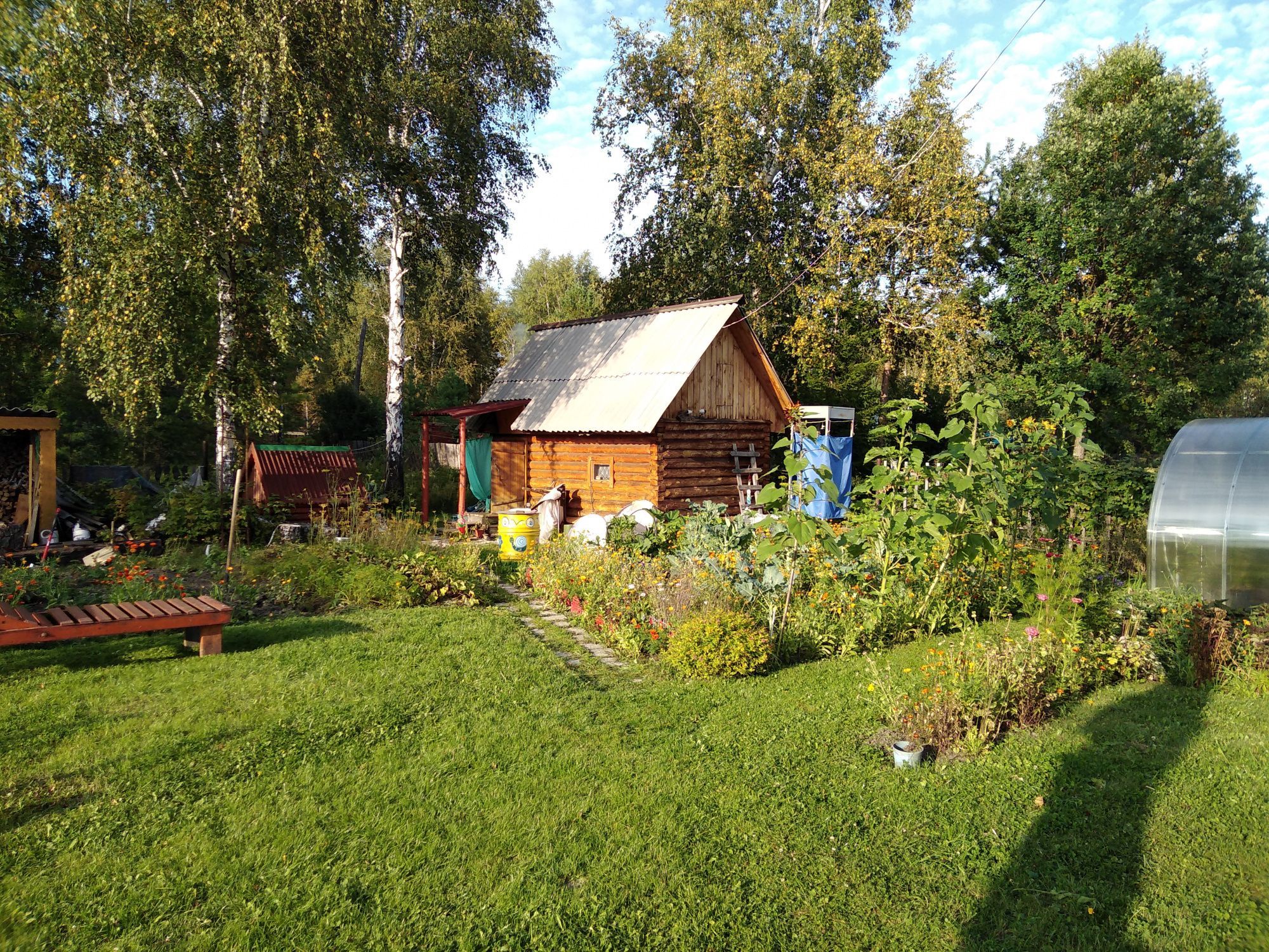 Если соседский дом стоит вплотную к твоему огороду – беги в суд | Вслух.ru