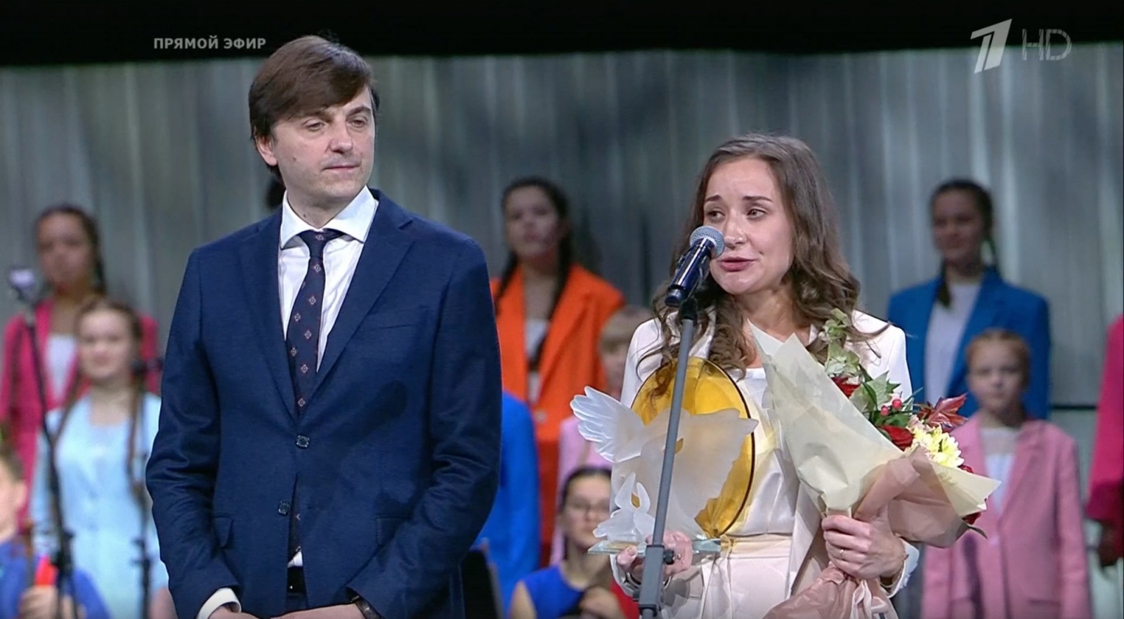 Награда победительницы конкурса. Костылева учитель года 2021.