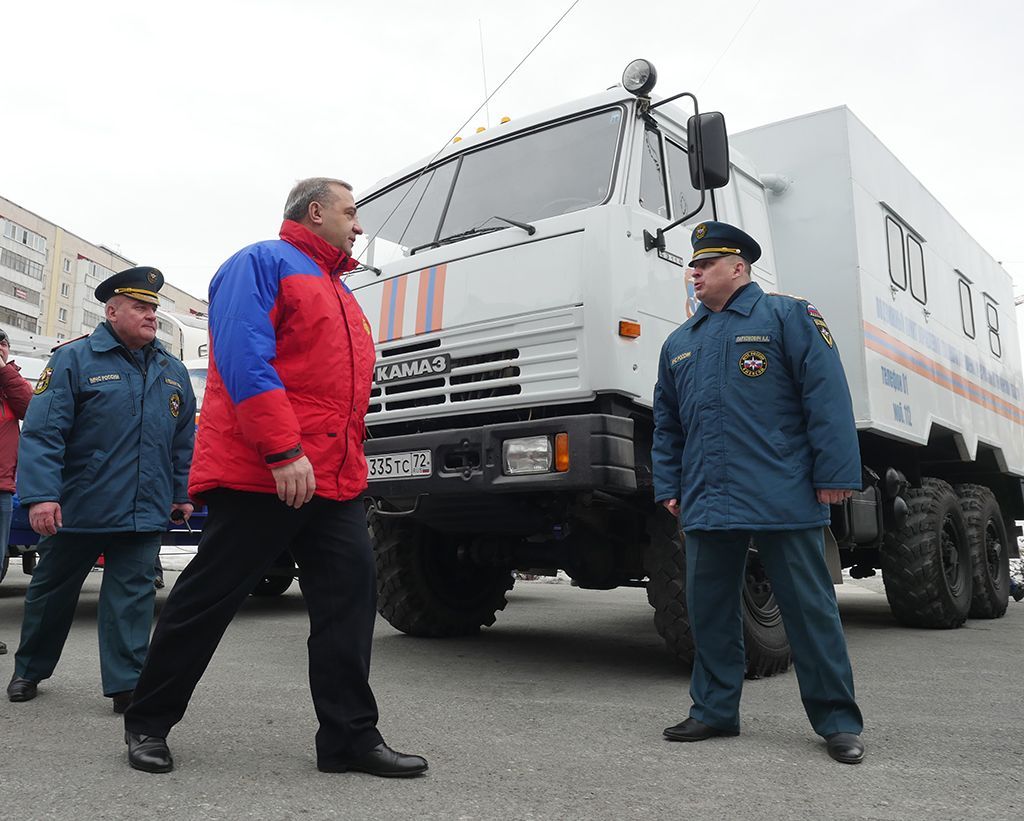 Министру МЧС в Тюмени показали пожарный квадрокоптер