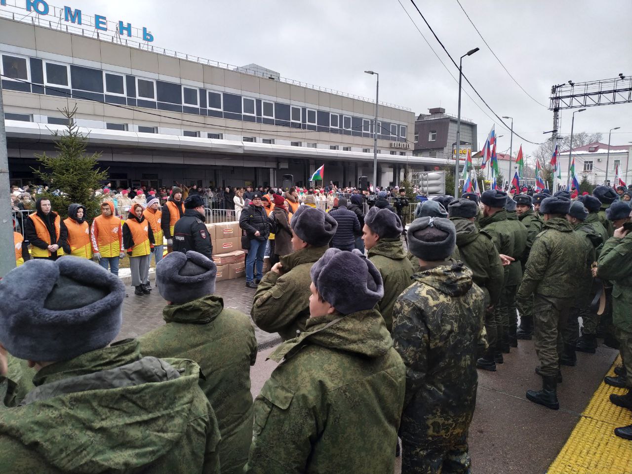 Вокзал приезд. Мобилизация Тюмень. Эшелон с мобилизованными разбомбили. Мобилизованные из Тюмени. Тюмень Отправка мобилизованных 11.11.2022.