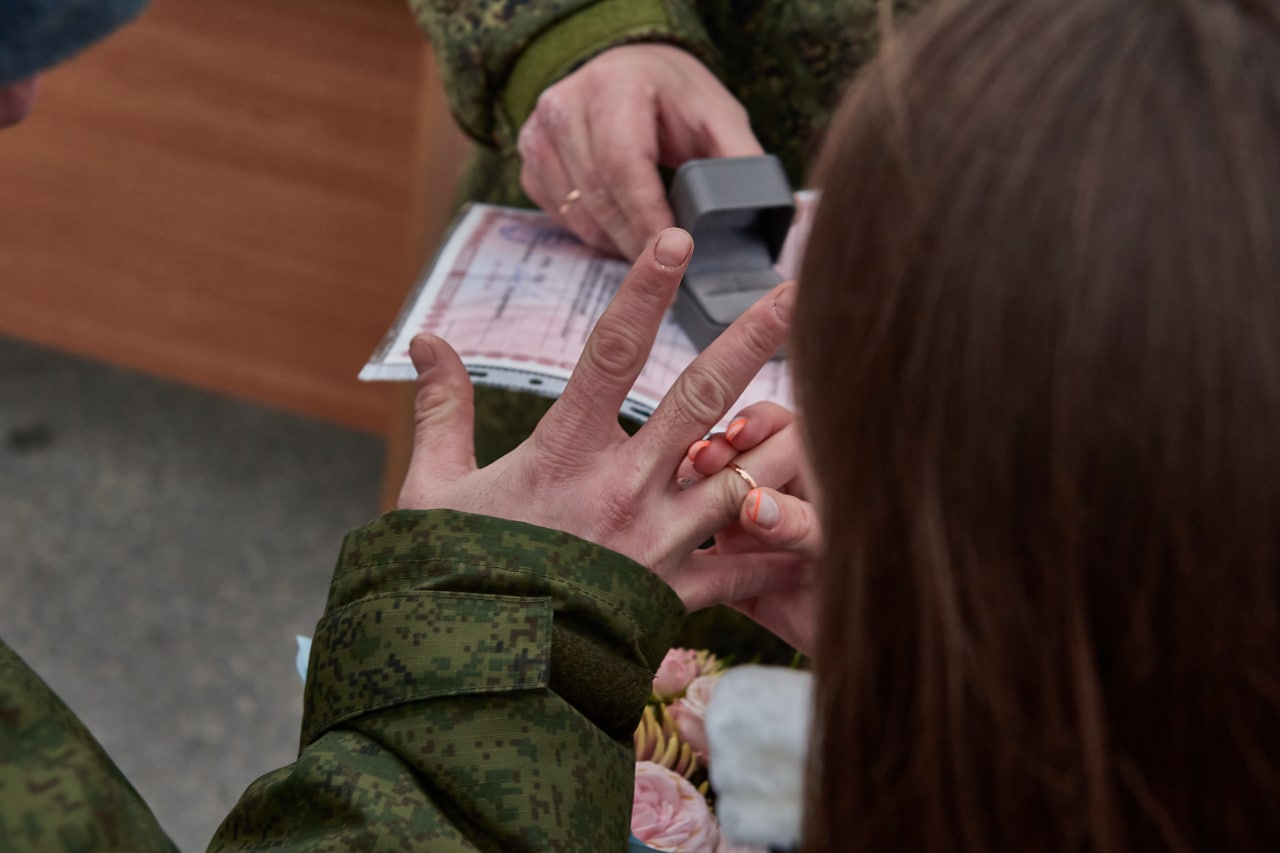 В Тюмени 19 мобилизованных вступили в брак перед отправкой на службу |  Вслух.ru