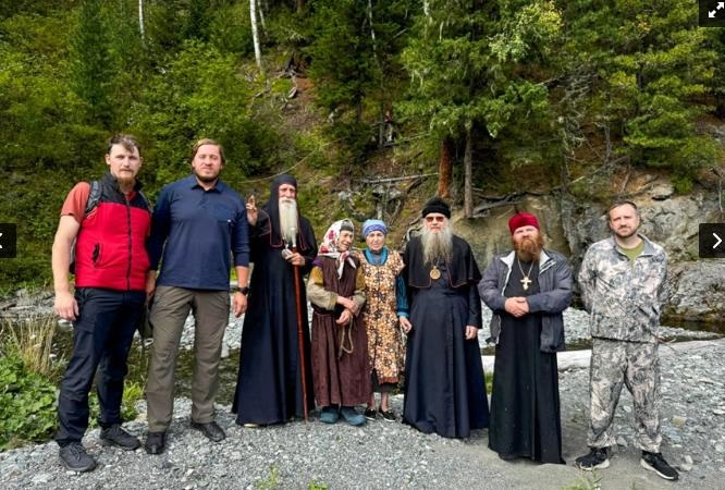 В гости к отшельнице Агафье Лыковой прилетел глава старообрядческой церкви