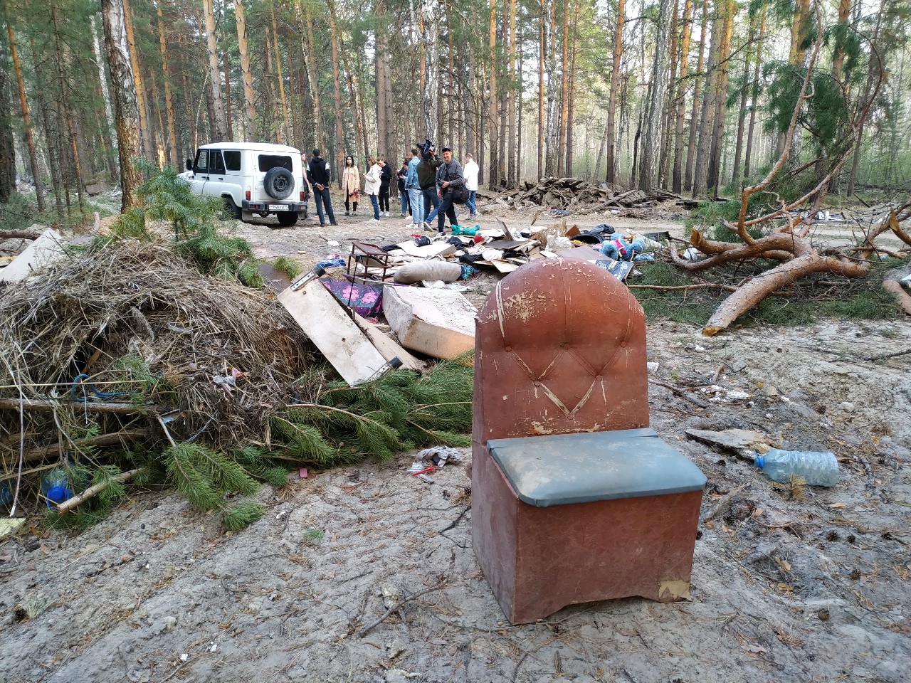 В лесу у Винзилей обнаружили свежую свалку, в которой нашли документы с  личными данными | Вслух.ru