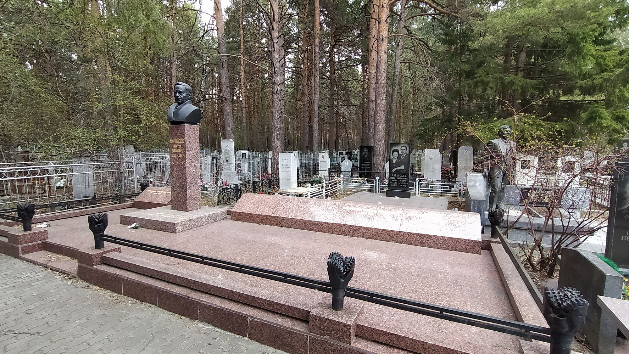 Флора Керимова посетила кладбище