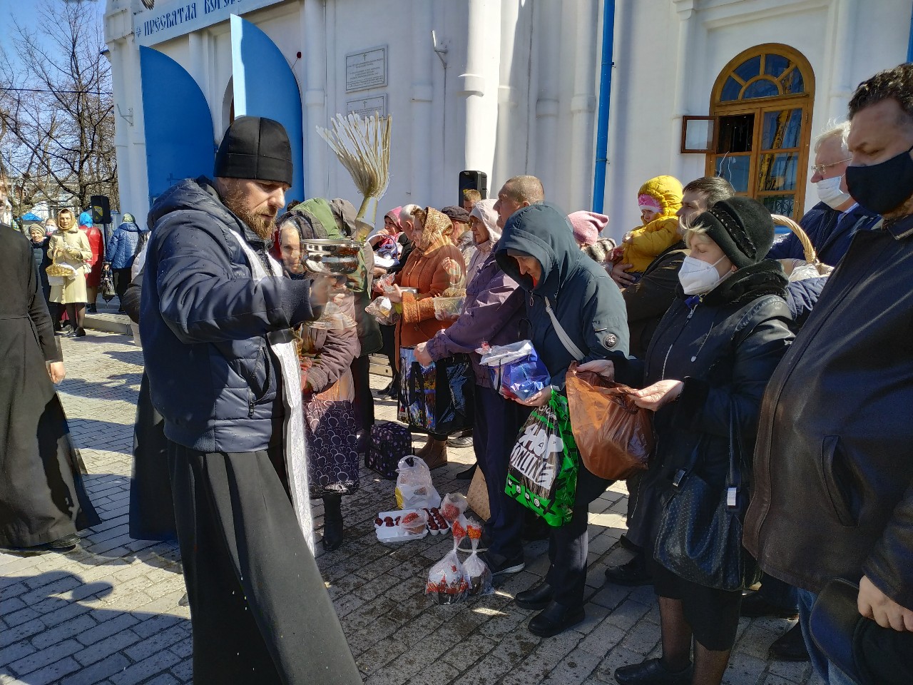 Тюменцы освящают куличи у Знаменского собора | Вслух.ru