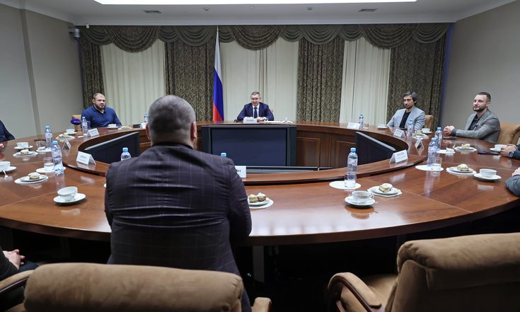 Владимир Якушев за чашкой чая встретился с участниками "Игр будущего"