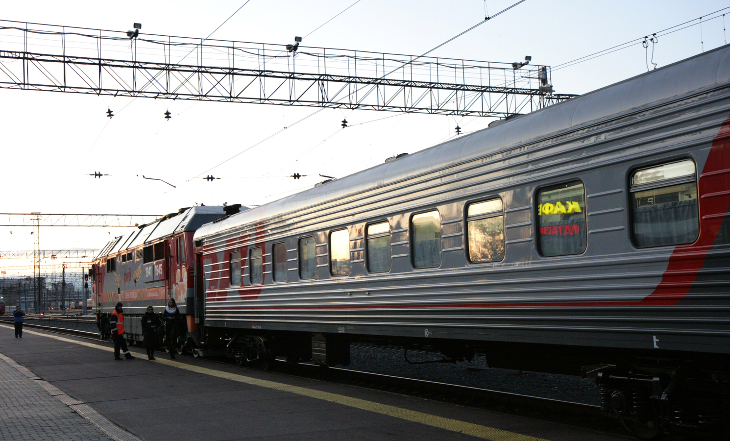 Поезд тюмень фото В Тюмени оштрафовали пассажирку, которая опоздала на поезд и ехала на подножке В