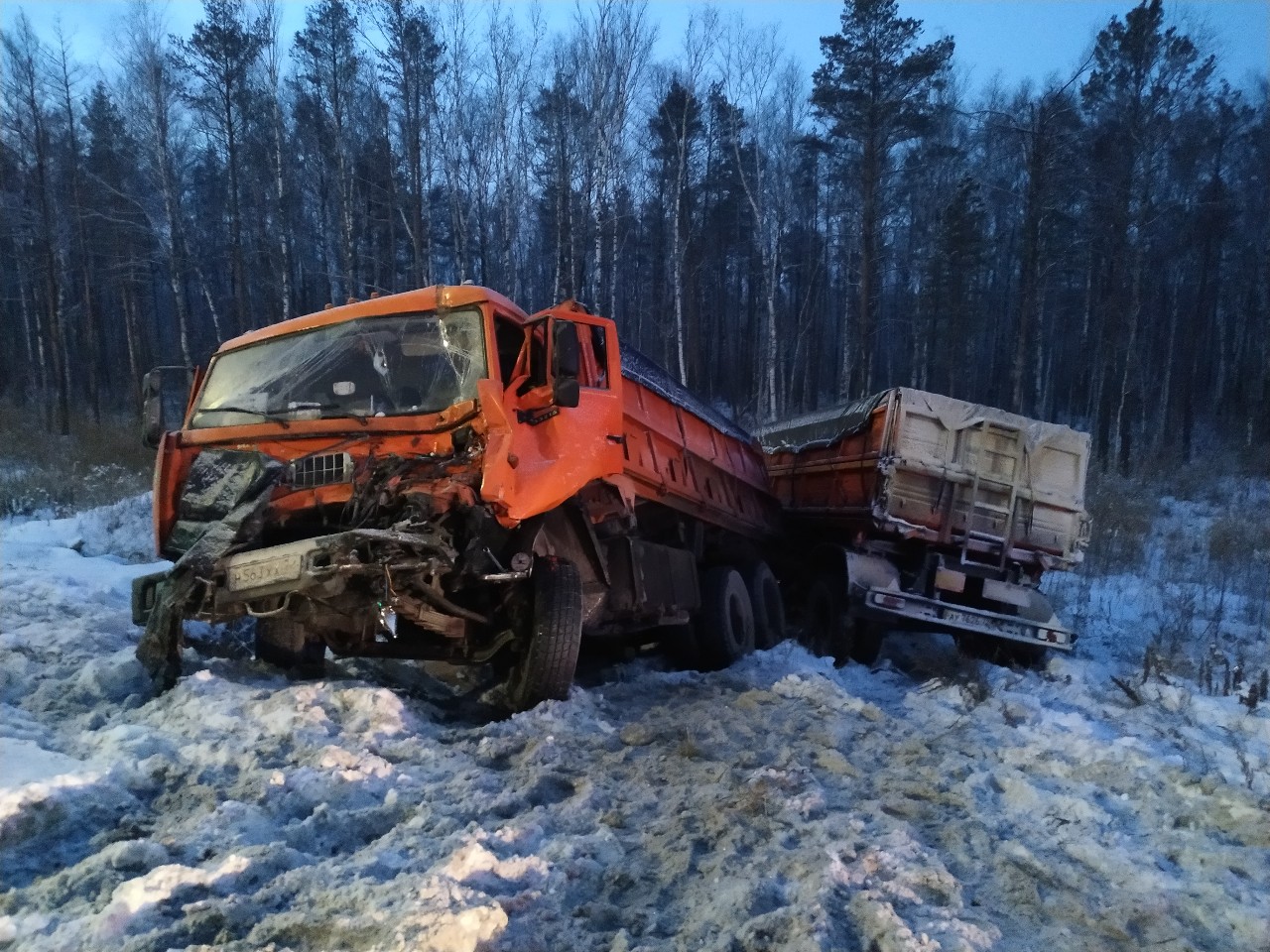 Скользко! На объездной у ТЭЦ-2 в кювет улетел КамАЗ с прицепом | Вслух.ru