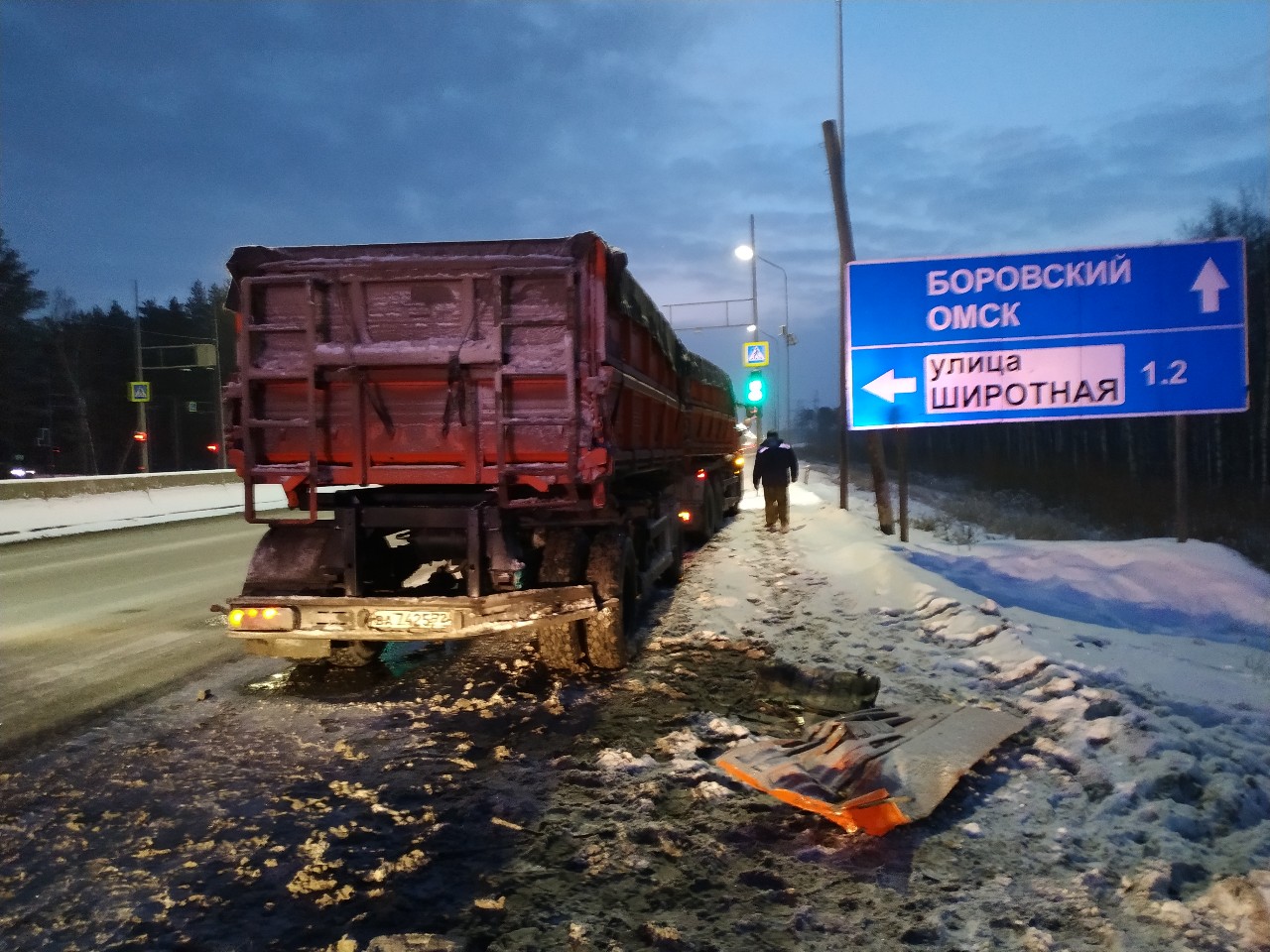 Скользко! На объездной у ТЭЦ-2 в кювет улетел КамАЗ с прицепом | Вслух.ru