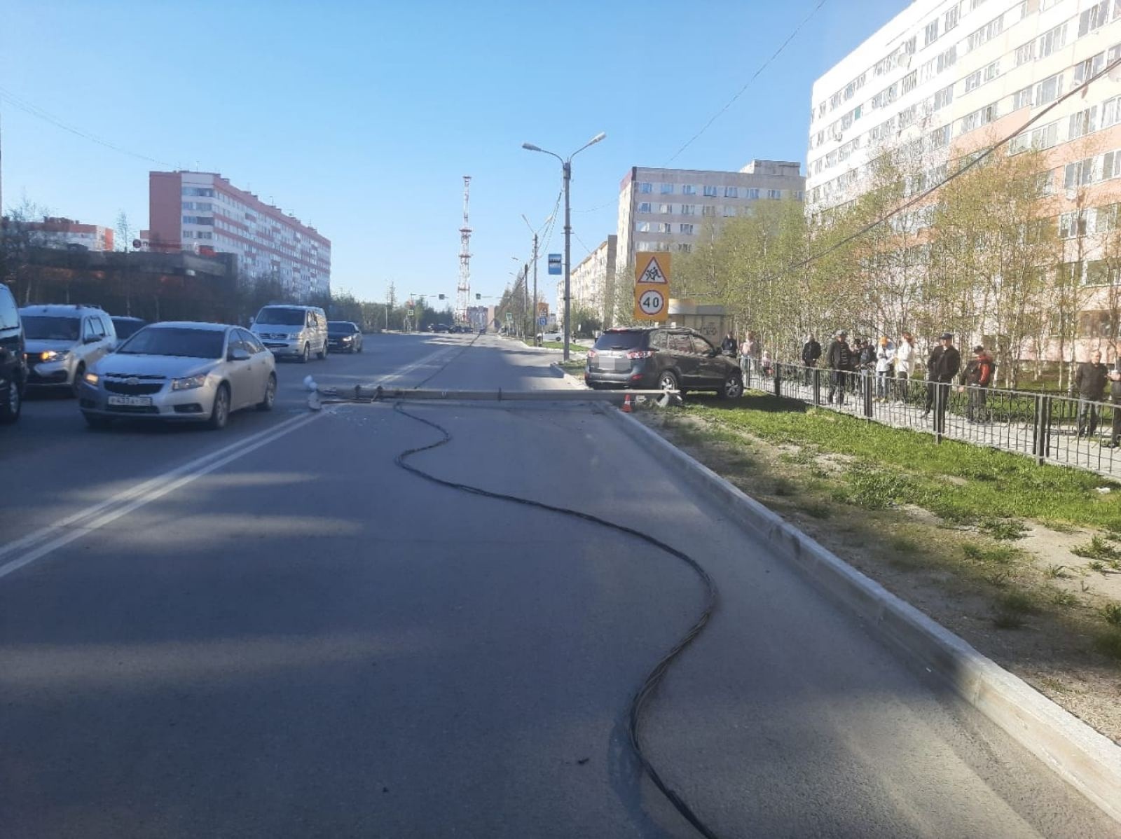 В Новом Уренгое водитель иномарки сбил опору освещения и скрылся с места  ДТП | Вслух.ru