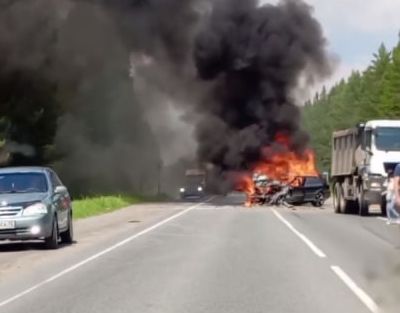 На тюменской трассе в загоревшемся после ДТП автомобиле погиб водитель. Видео