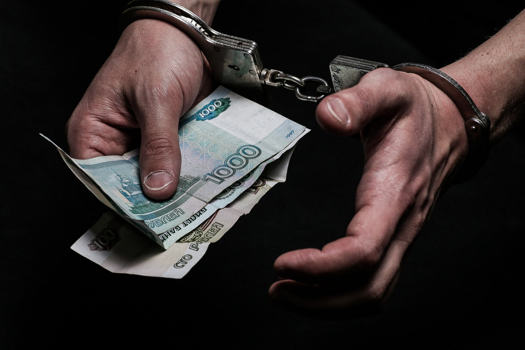 Коррупция организованная преступность. Деньги наручники. Руки в наручниках с деньгами. Растрата денег. Хищение денежных средств.