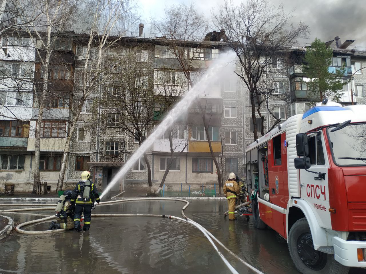 На улице Воровского в Тюмени случился пожар в пятиэтажке | Вслух.ru