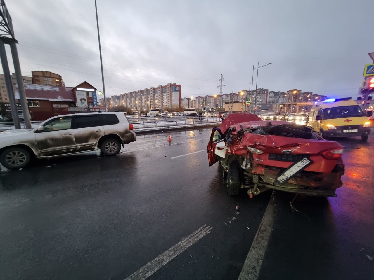 Водитель внедорожника в Тюмени пытался уйти от погони и устроил ДТП со  скорой | Вслух.ru