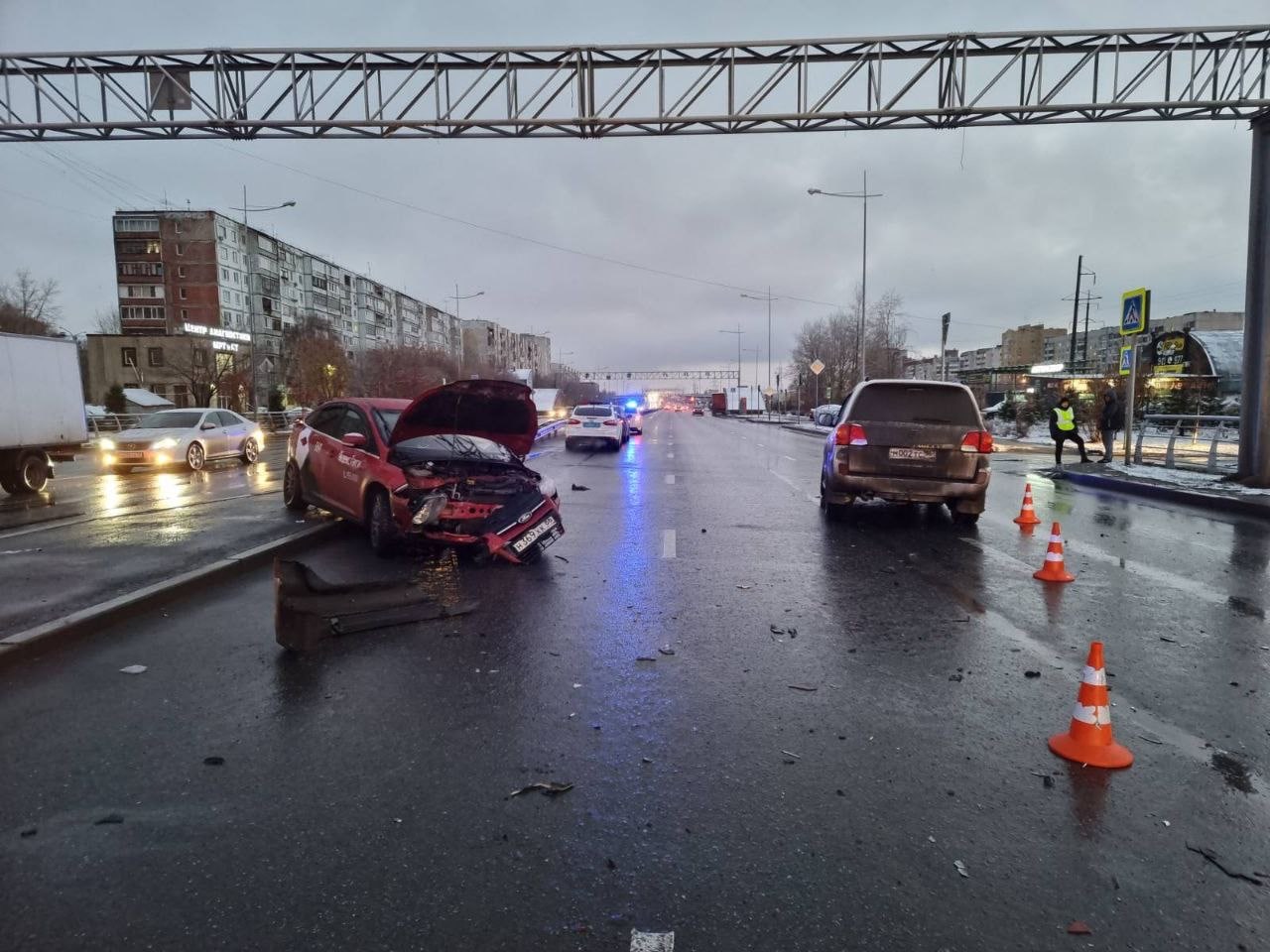 Водитель внедорожника в Тюмени пытался уйти от погони и устроил ДТП со  скорой | Вслух.ru