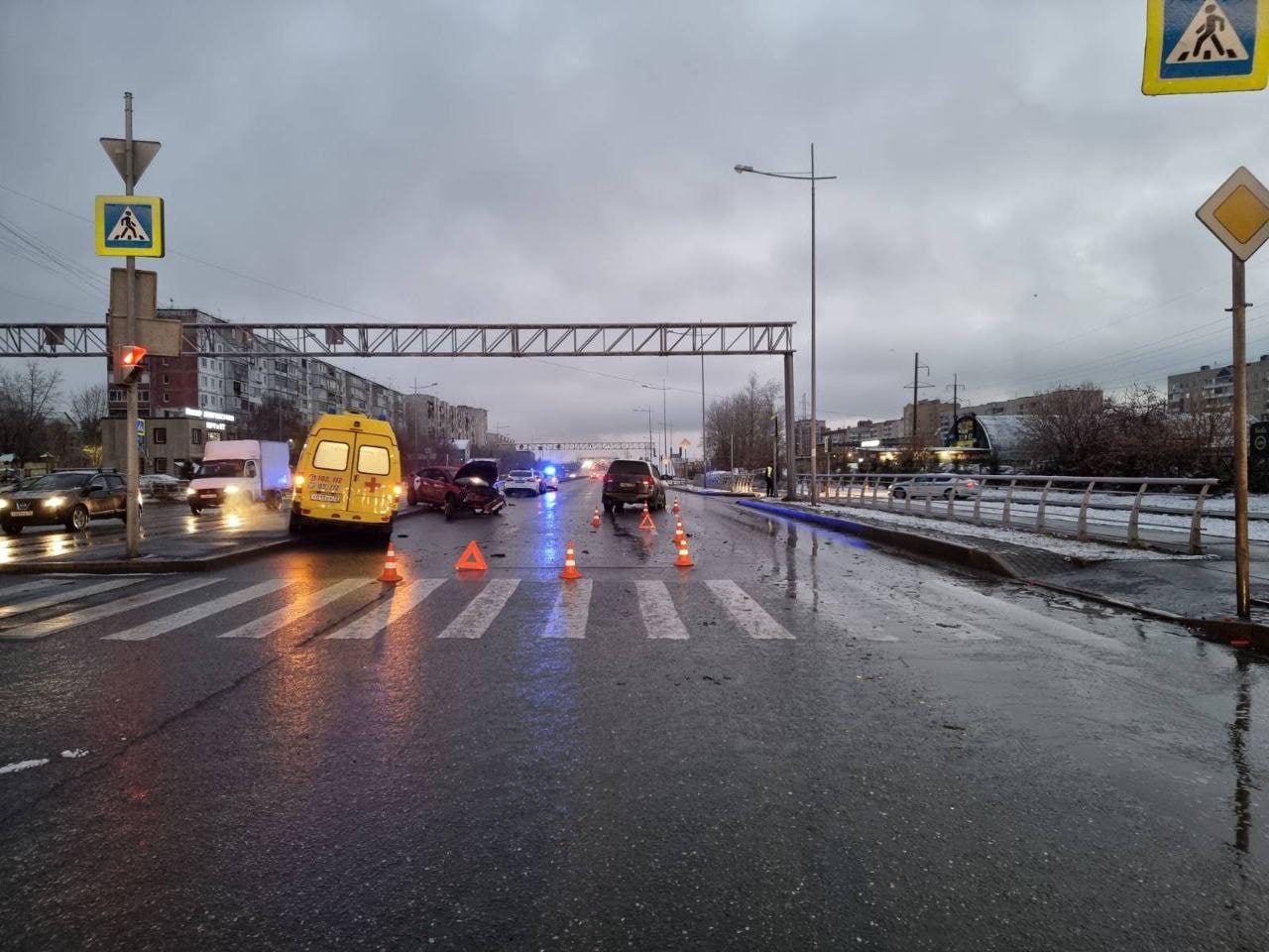 Водитель внедорожника в Тюмени пытался уйти от погони и устроил ДТП со  скорой | Вслух.ru