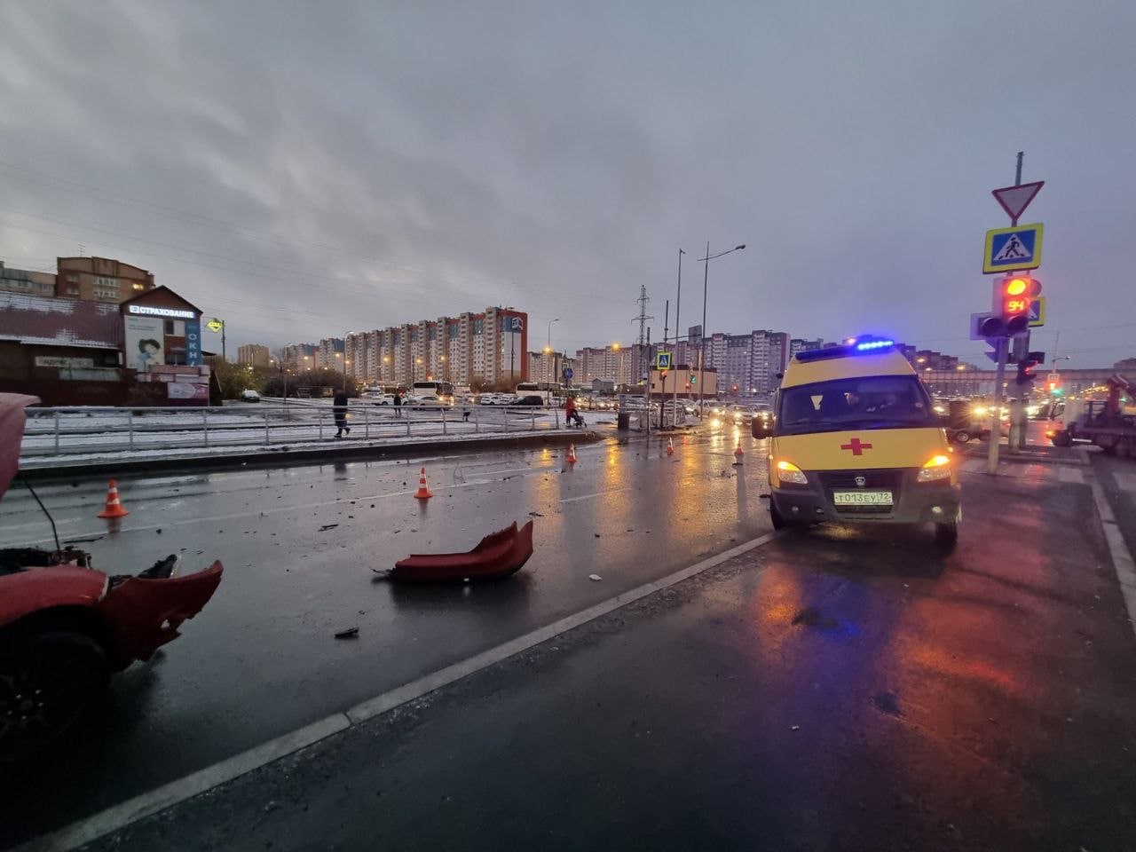 Водитель внедорожника в Тюмени пытался уйти от погони и устроил ДТП со  скорой | Вслух.ru