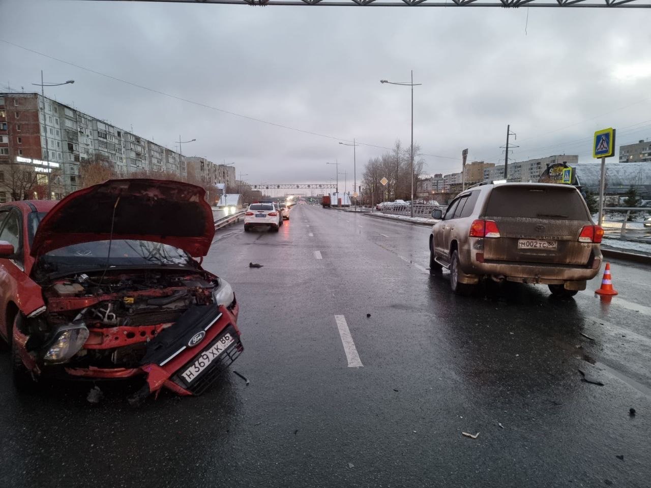 Водитель внедорожника в Тюмени пытался уйти от погони и устроил ДТП со  скорой | Вслух.ru