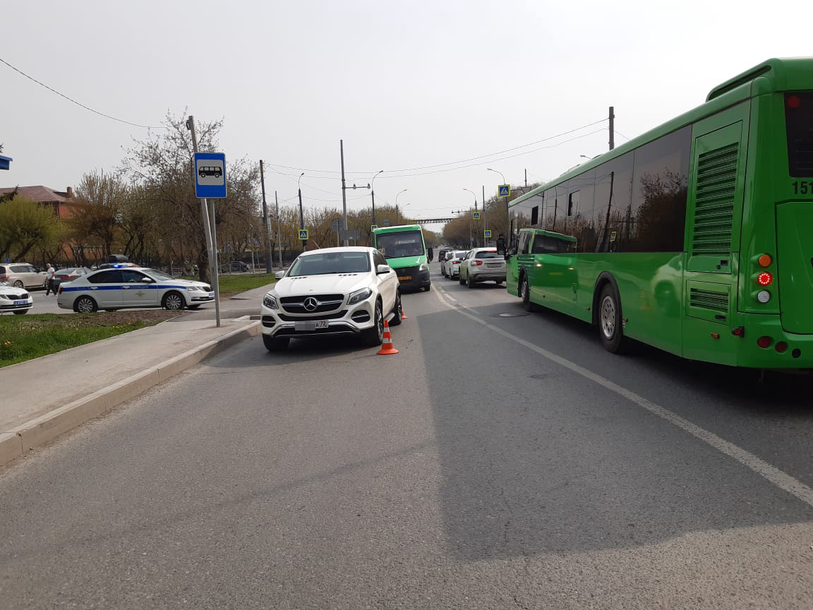 Возле Тюменского экопарка иномарка сбила школьницу | Вслух.ru