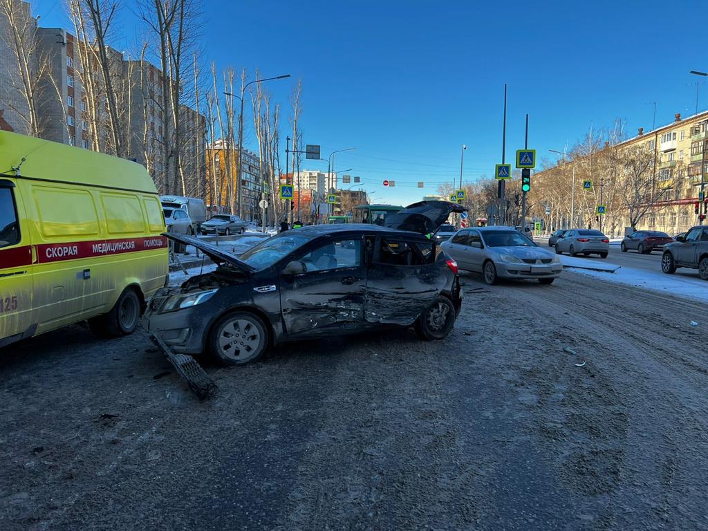 В столкновении двух автомобилей такси на улице Мельникайте погибла  пассажирка | Вслух.ru