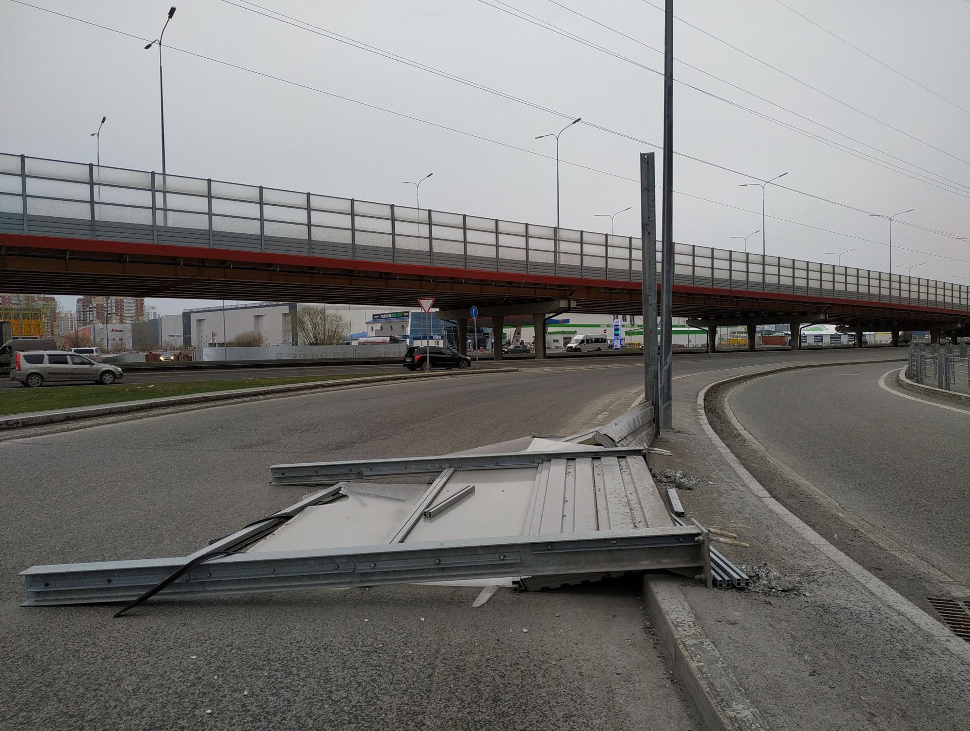 От порывов ветра в Тюмени упали 5 деревьев, пострадали 4 автомобиля и 3  автобусные остановки | Вслух.ru