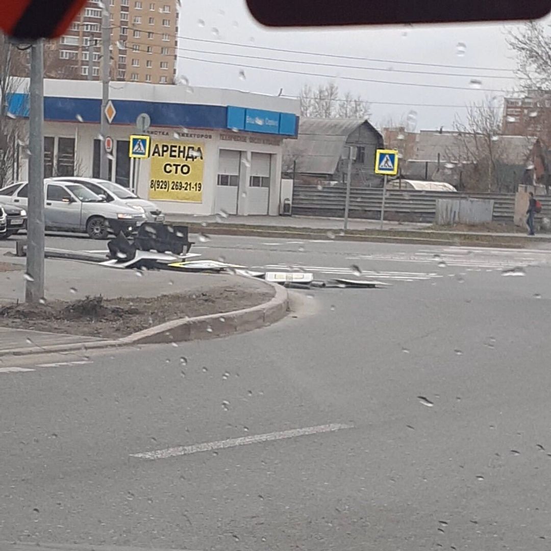 От порывов ветра в Тюмени упали 5 деревьев, пострадали 4 автомобиля и 3  автобусные остановки | Вслух.ru