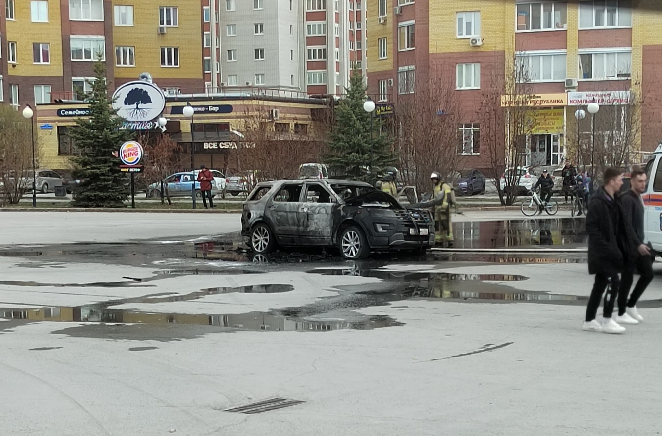 Тюменский должник поджег свою иномарку на глазах судебных приставов |  Вслух.ru