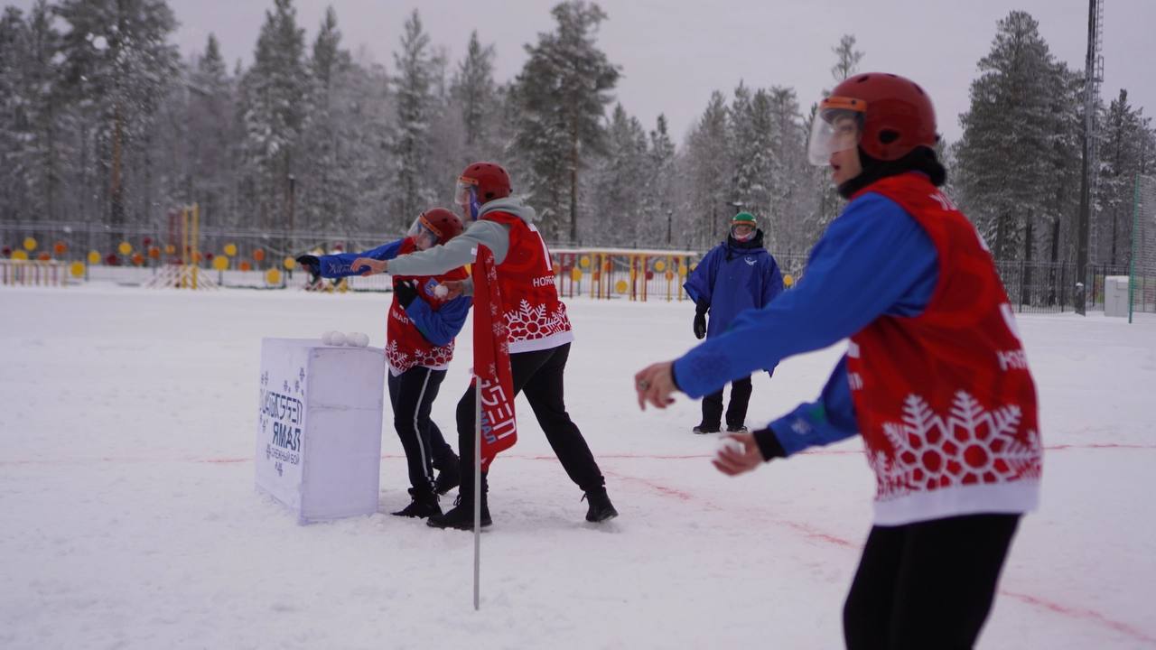 Жители Ноябрьска победили в чемпионате по игре в снежки | Вслух.ru