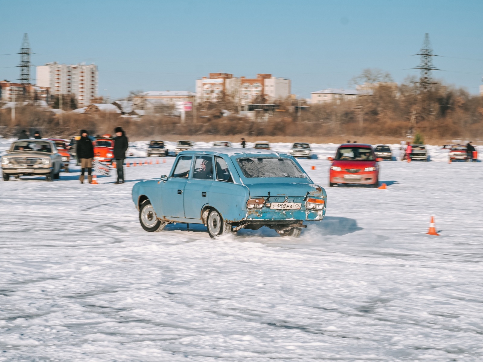Гонки на алебашево - В Тюмени ретро-гонщики растопили лед на озере Алебашево.  redka.com.ua