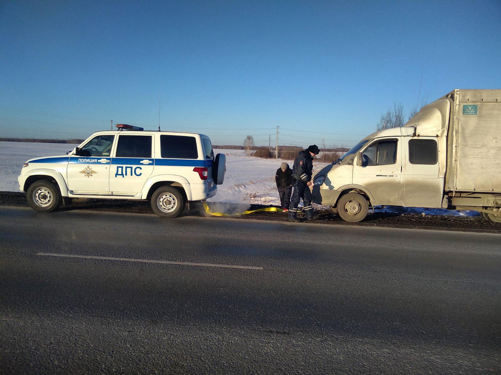 На трассе Тюмень - Ханты-Мансийск автоинспекторы отогрели пассажиров  заглохшего «Фольксвагена» | Вслух.ru