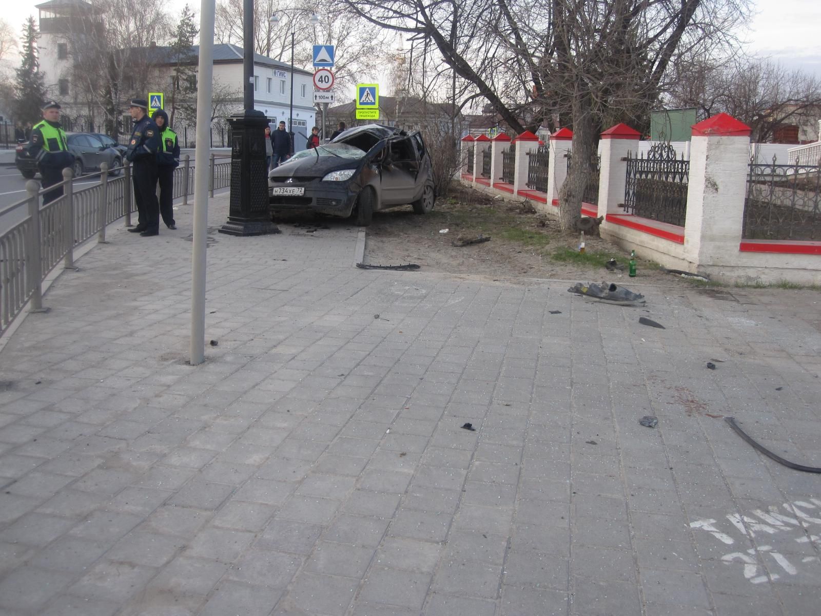 У тобольского кремля водитель погиб, влетев в опору освещения