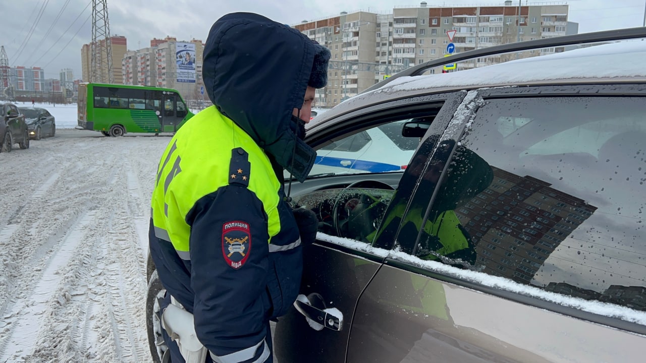 Из-за метели ГИБДД призывает тюменцев отказаться от дальних поездок и  пристегивать детей | Вслух.ru