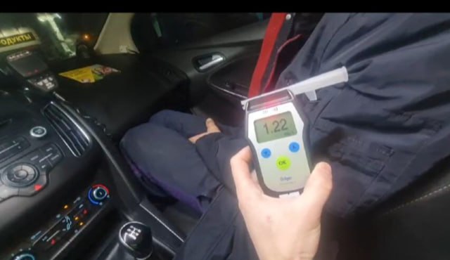 Все дороги ведут в магазин: нетрезвый житель Туртаса с семьей отправился за продуктами