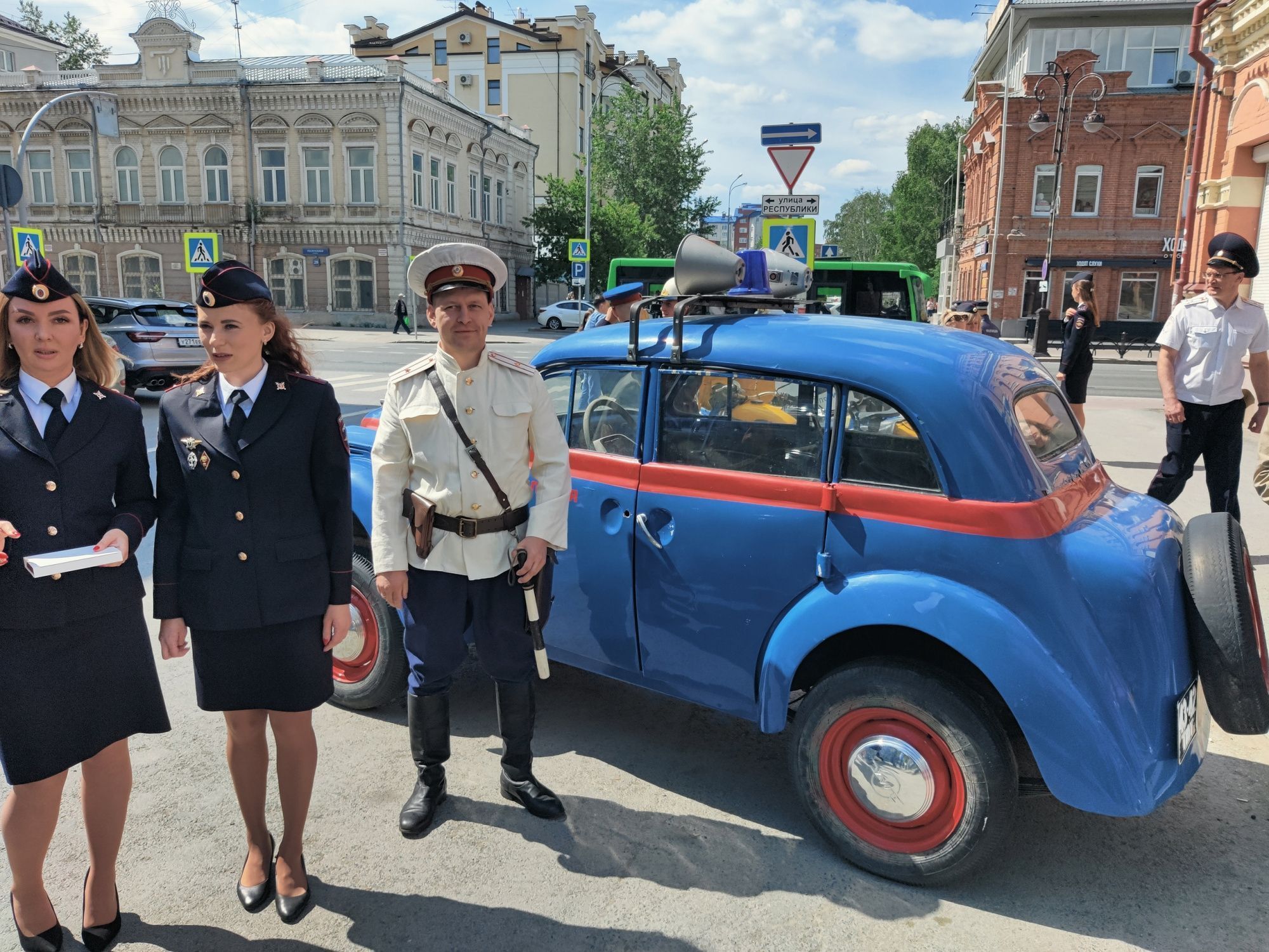 Смахнув вековую пыль: в центр Тюмени съехались ретро-автомобили | Вслух.ru