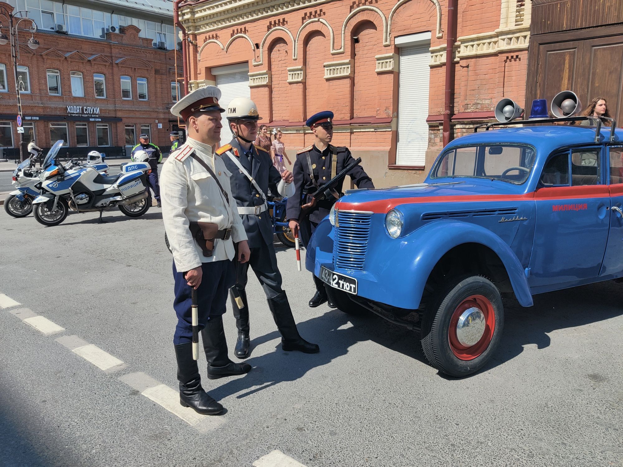 Смахнув вековую пыль: в центр Тюмени съехались ретро-автомобили | Вслух.ru